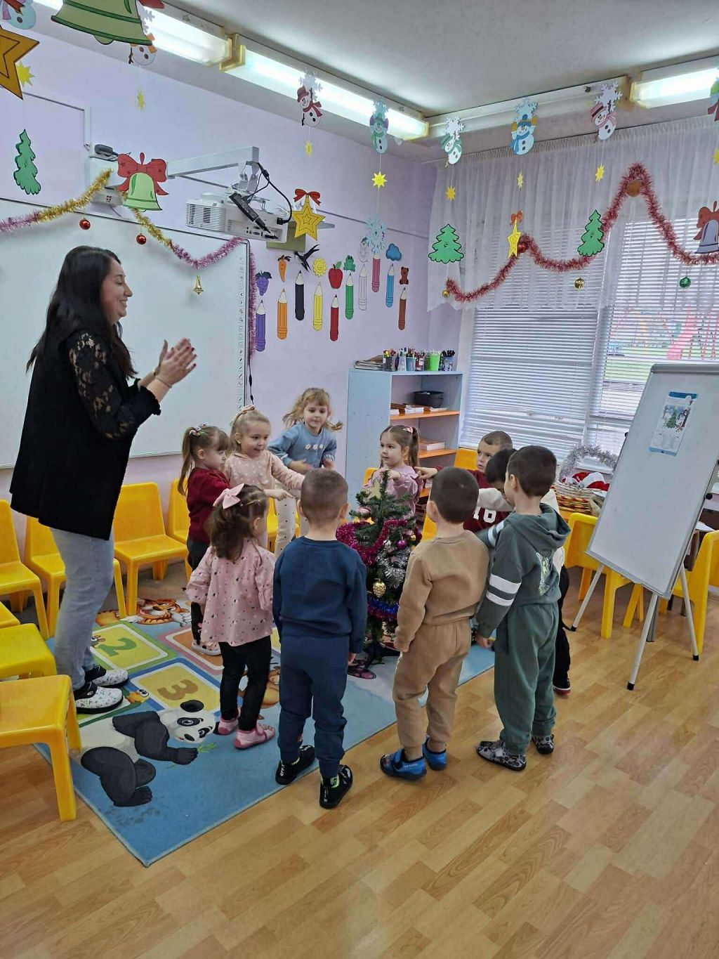 Открит урок в група "Усмивка" ОН:Български език и литература Тема:"Край елхата" - ДГ Щастливо - Медовец
