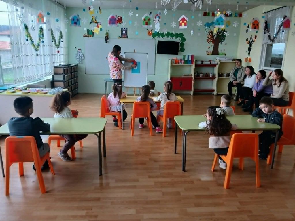 Открит урок в група "Теменужка" ОН:Конструиране и технологии Тема:"Идват празници" - ДГ Щастливо - Медовец